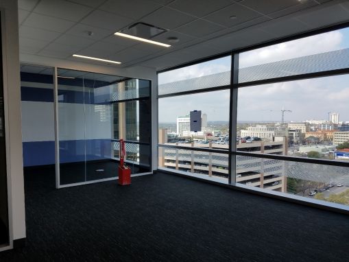 A photo from the 11th floor. A Huddle Room is on the left. The white band is a markable wall surface.