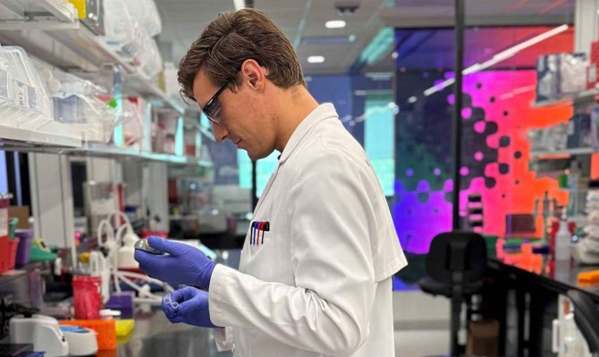 Ben Collerton MS’23 works for Colossal Biosciences in its Dallas laboratory where he edits avian genomes.